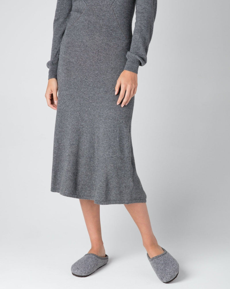 Model wearing the le clare nebraska wool felt slipper in heather grey